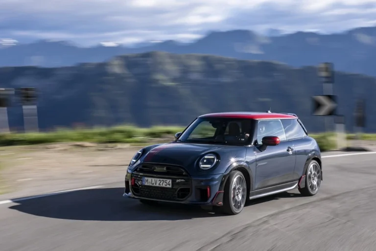 Mini представил John Cooper Works с пакетом оригинальных аксессуаров JCW