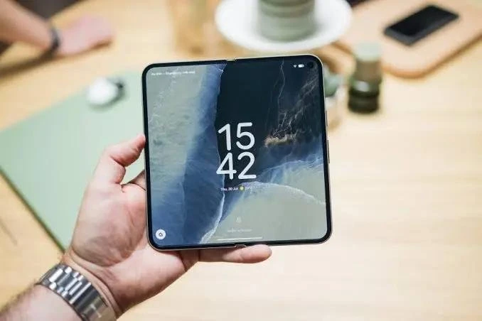 Google Pixel 11 Pro Fold, Pixel 11 Pro Fold, Pixel 11 Pro Fold тест міцності, Pixel 11 Pro Fold міцність, Pixel 11 Pro Fold ламається, Pixel Fold тест, Google складний смартфон, Pixel 11 Pro Fold характеристики, Pixel 11 Pro Fold ціна, складні смартфони Google, Android смартфон, JerryRigEverything Pixel 11 Pro Fold, тест на згинання, смартфони Google, Pixel Fold міцність