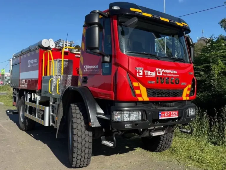 В Украине изготовили мощную пожарную автоцистерну на шасси IVECO Eurocargo 4x4