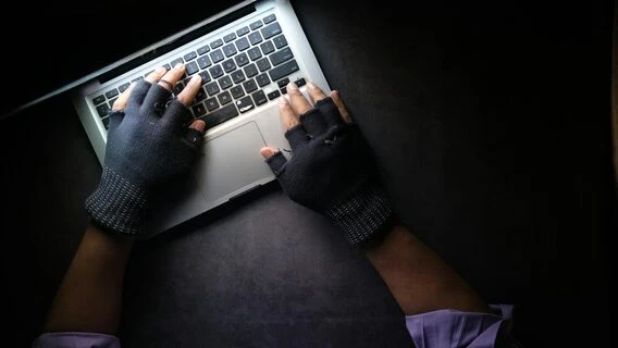 Зловмисник заразив популярний npm-пакет із понад 150 000 завантажень на тиждень. Як шкідливе ПЗ крало токени й заражало інші проєкти